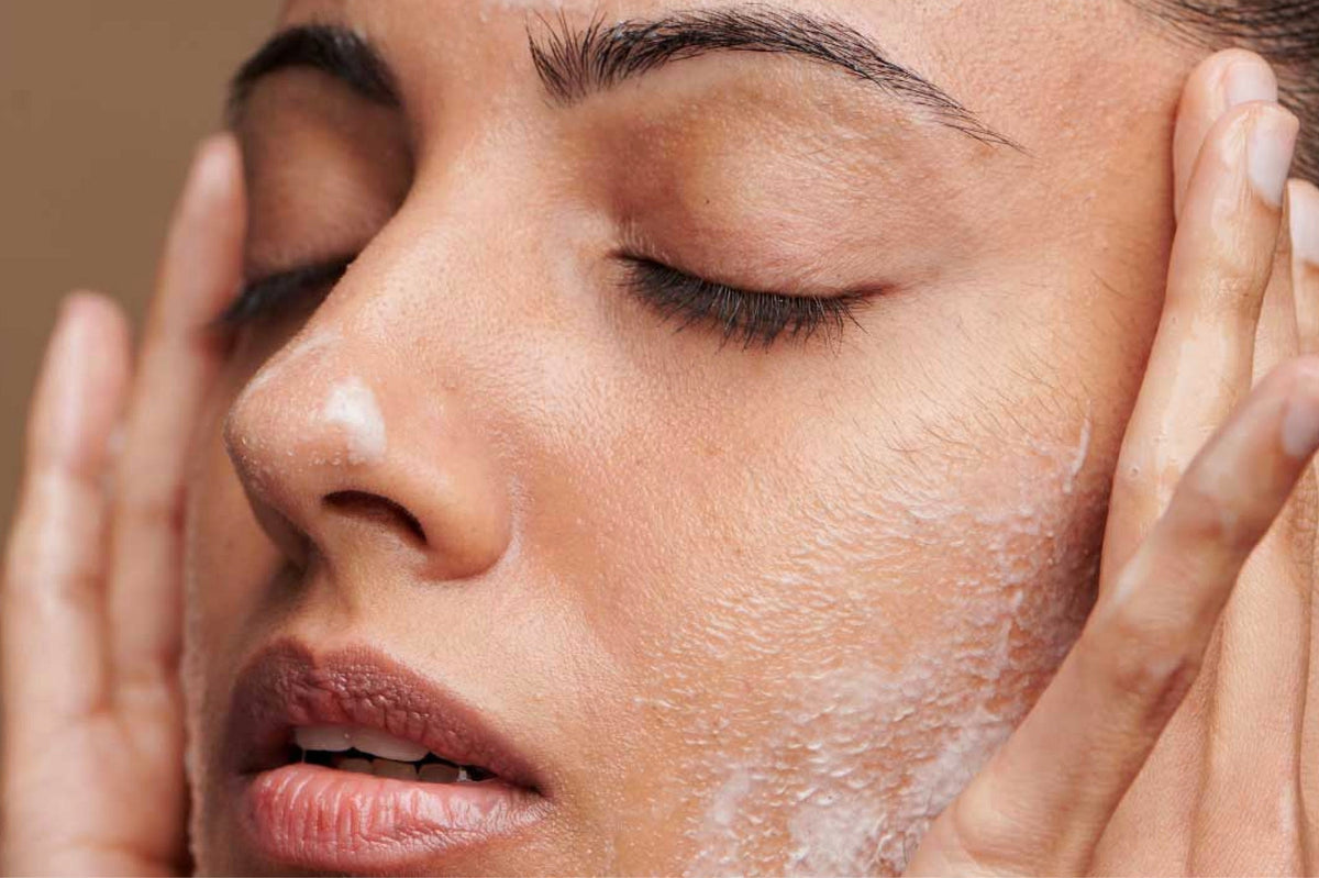 How Peptides And Niacinamide Boost Your Skin’s Moisture Levels